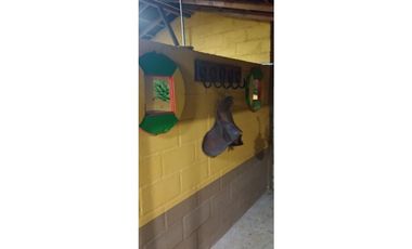 Venta casa campestre con 5 pesebreras y piscina en Guarne