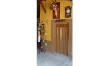 Venta casa campestre con 5 pesebreras y piscina en Guarne