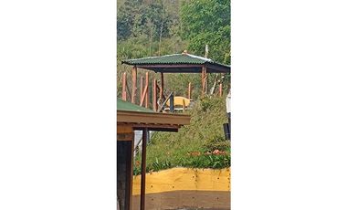 Venta casa campestre con 5 pesebreras y piscina en Guarne