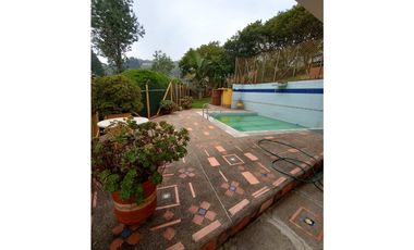 Venta casa campestre con 5 pesebreras y piscina en Guarne