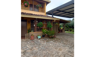 Venta casa campestre con 5 pesebreras y piscina en Guarne