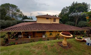 Venta casa campestre con 5 pesebreras y piscina en Guarne