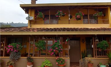 Venta casa campestre con 5 pesebreras y piscina en Guarne