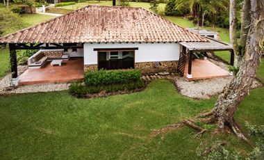 Casa en unidad cerrada cerca a San Antonio