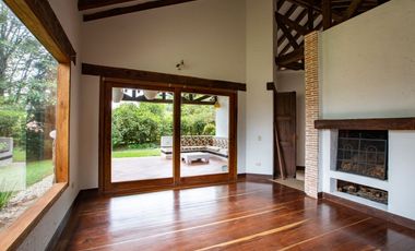 Casa en unidad cerrada cerca a San Antonio