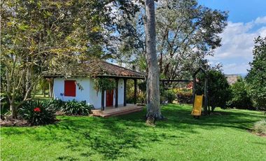 Casa en unidad cerrada cerca a San Antonio