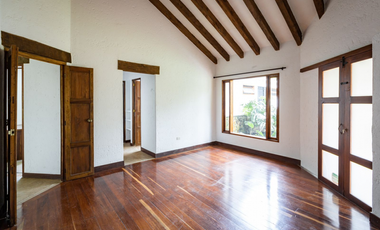 Casa en unidad cerrada cerca a San Antonio