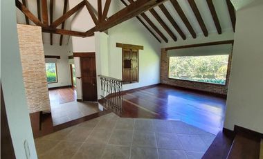 Casa en unidad cerrada cerca a San Antonio