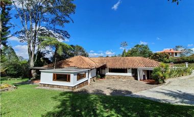 Casa en unidad cerrada cerca a San Antonio