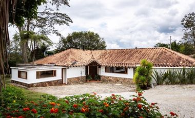 Casa en unidad cerrada cerca a San Antonio