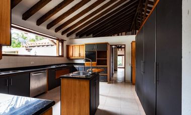 Casa en unidad cerrada cerca a San Antonio