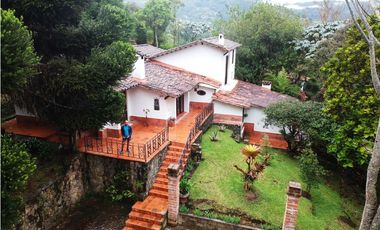 FINCA EL RETIRO CON 5 CONSTRUCCIONES