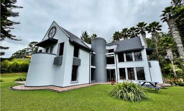 Casa finca con 5 habitaciones en Marinilla