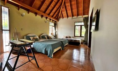 Casa finca con 5 habitaciones en Marinilla