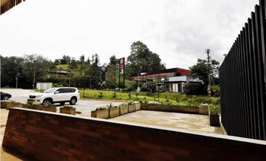 Local comercial en El Retiro sobre las palmas.