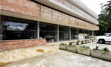 Local comercial en El Retiro sobre las palmas.