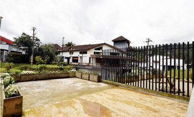 Local comercial en El Retiro sobre las palmas.