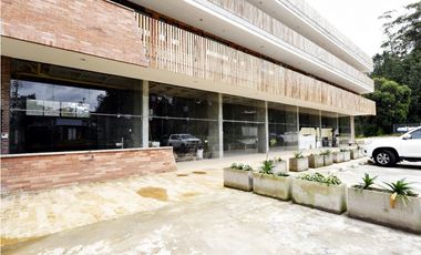 Local comercial en El Retiro sobre las palmas.