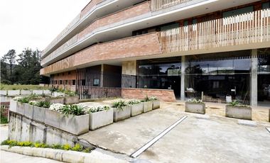 Local comercial en El Retiro sobre las palmas.