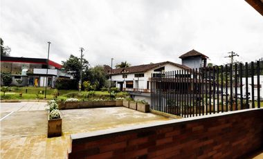 Local comercial en El Retiro sobre las palmas.