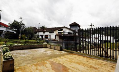 Local comercial en El Retiro sobre las palmas.