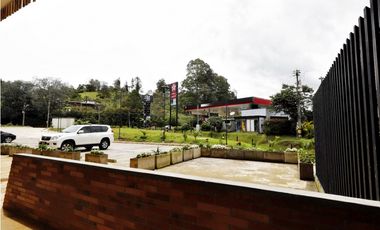 Local comercial en El Retiro sobre las palmas.