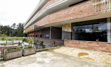 Local comercial en El Retiro sobre las palmas.