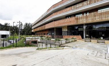 Local comercial en El Retiro sobre las palmas.