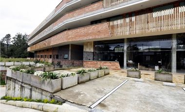 Local comercial en El Retiro sobre las palmas.