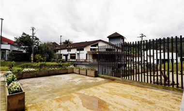 Local comercial en El Retiro sobre las palmas.