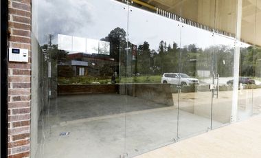 Local comercial en El Retiro sobre las palmas.