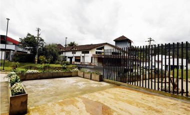 Local comercial en El Retiro sobre las palmas.