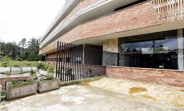 Local comercial en El Retiro sobre las palmas.