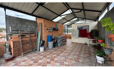 Casa de dos pisos más terraza en venta / permuta Chapinero Sur Palmira