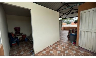 Casa de dos pisos más terraza en venta / permuta Chapinero Sur Palmira