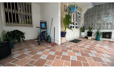 Casa de dos pisos más terraza en venta / permuta Chapinero Sur Palmira