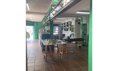 VENTA DE ESPACIOSA CASA Y LOCAL COMERCIAL  CERCA DEL CENTRO HISTORICO