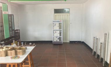 VENTA DE ESPACIOSA CASA Y LOCAL COMERCIAL  CERCA DEL CENTRO HISTORICO
