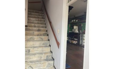 VENTA DE ESPACIOSA CASA Y LOCAL COMERCIAL  CERCA DEL CENTRO HISTORICO