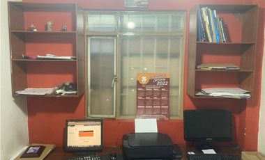 VENTA DE ESPACIOSA CASA Y LOCAL COMERCIAL  CERCA DEL CENTRO HISTORICO