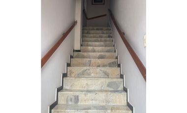 VENTA DE ESPACIOSA CASA Y LOCAL COMERCIAL  CERCA DEL CENTRO HISTORICO