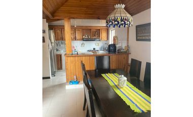 VENTA DE ESPACIOSA CASA Y LOCAL COMERCIAL  CERCA DEL CENTRO HISTORICO