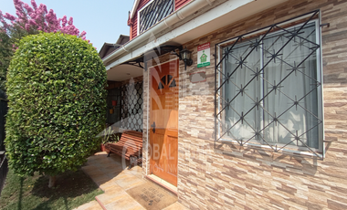 Se vende casa 2 pisos. Regularizada. Metro Laguna Sur