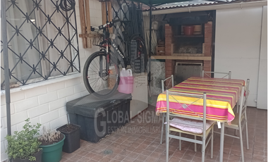 Se vende casa 2 pisos. Regularizada. Metro Laguna Sur