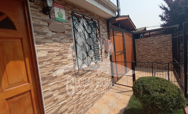 Se vende casa 2 pisos. Regularizada. Metro Laguna Sur