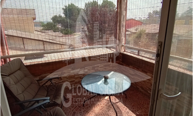 Se vende casa 2 pisos. Regularizada. Metro Laguna Sur