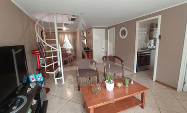 Se vende casa 2 pisos. Regularizada. Metro Laguna Sur