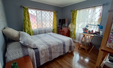 Se vende casa 2 pisos. Regularizada. Metro Laguna Sur