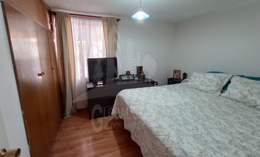 Se vende casa 2 pisos. Regularizada. Metro Laguna Sur
