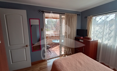 Se vende casa 2 pisos. Regularizada. Metro Laguna Sur